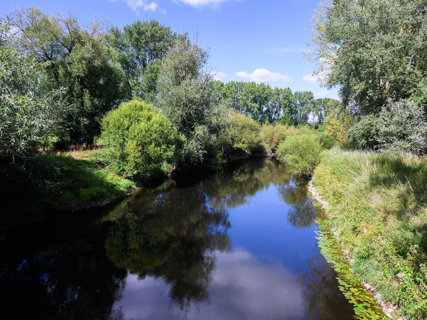 Der Landesbetrieb für Wasserwirtschaft mahnt zur Vorsicht beim Baden selbst in vermeintlich ungefährlichen, stillen Gewässern. (Archivbild) / Foto: Julian Stratenschulte/dpa