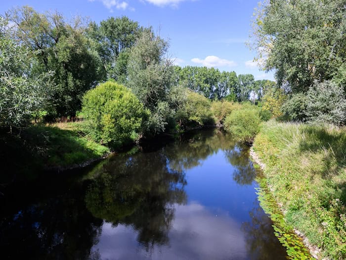 Der Landesbetrieb für Wasserwirtschaft mahnt zur Vorsicht beim Baden selbst in vermeintlich ungefährlichen, stillen Gewässern. (Archivbild) / Foto: Julian Stratenschulte/dpa