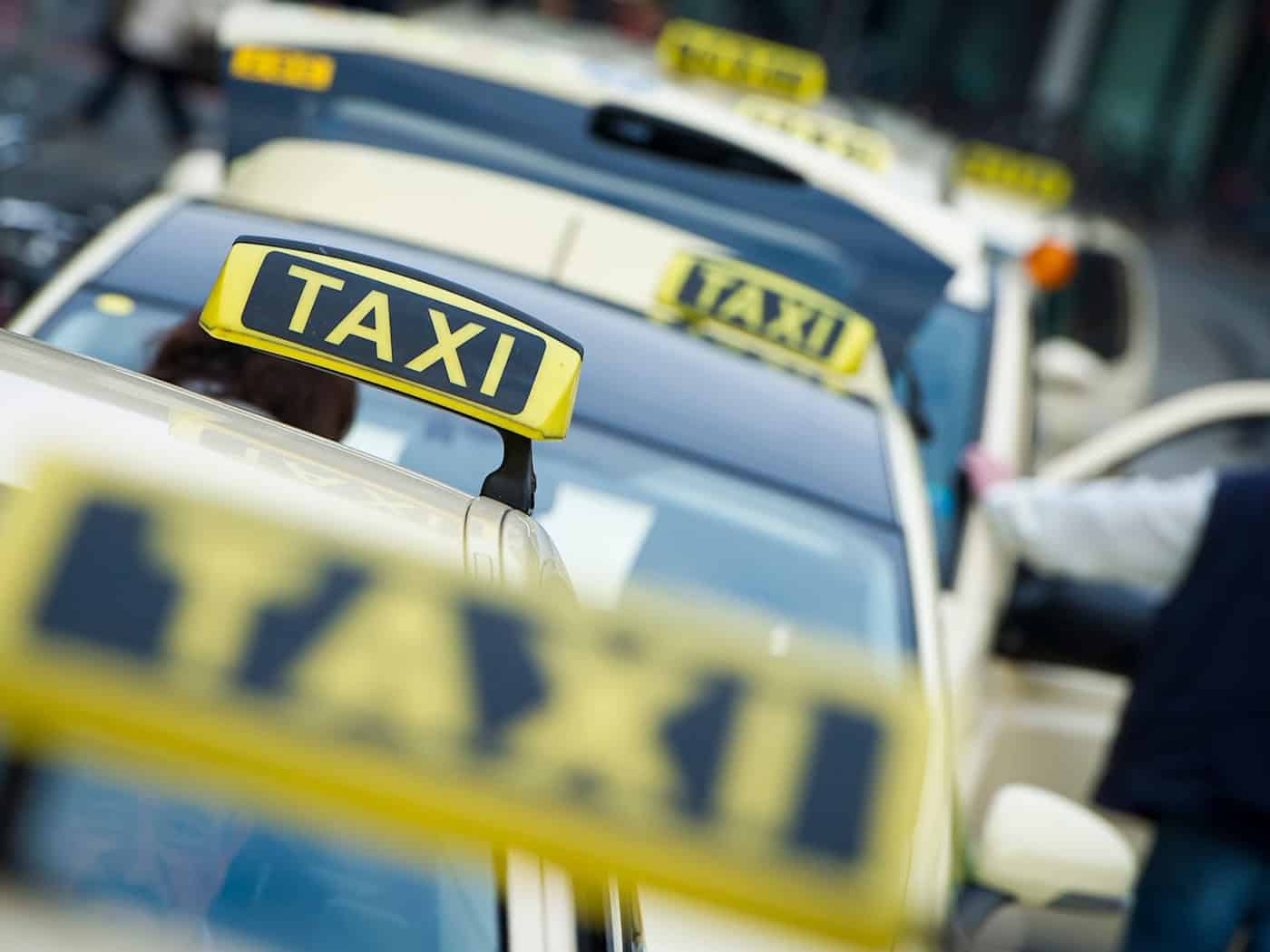 Vielerorts müssen Taxifahrer tiefer in die Tasche greifen. (Symbolbild) / Foto: Ole Spata/dpa