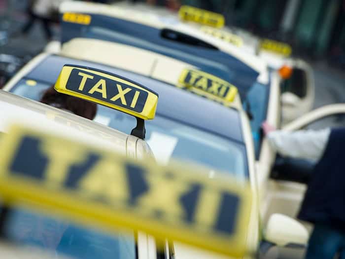 Vielerorts müssen Taxifahrer tiefer in die Tasche greifen. (Symbolbild) / Foto: Ole Spata/dpa