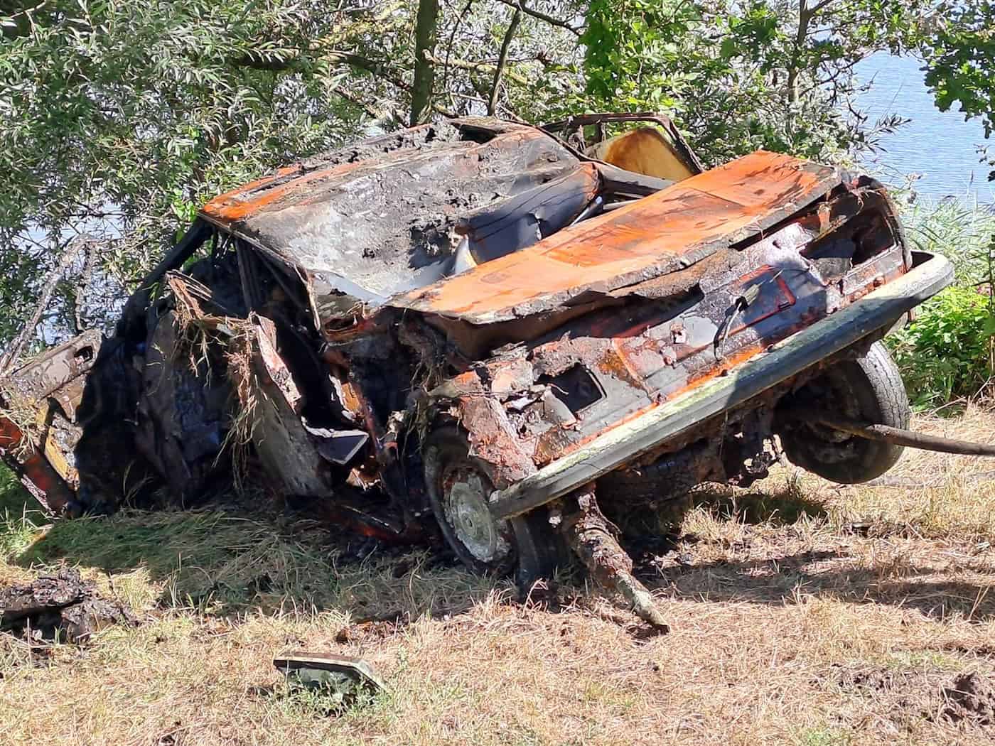 Autowrack aus Großen Bornhorster See bei Oldenburg nach Jahrzehnten geborgen