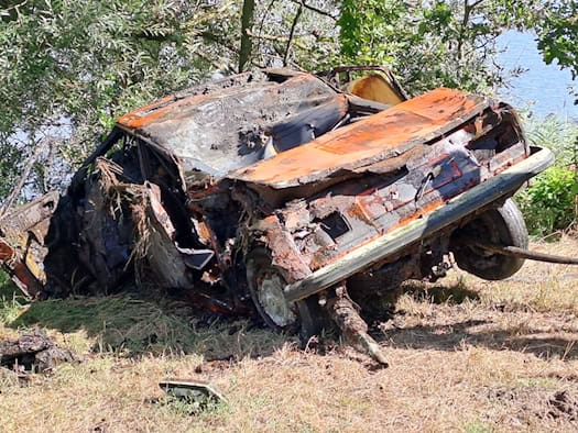 Autowrack aus Großen Bornhorster See bei Oldenburg nach Jahrzehnten geborgen