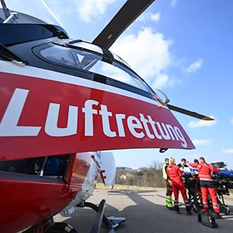Auto kracht gegen Baum - Fahrer lebensgefährlich verletzt