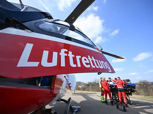 Auto kracht gegen Baum - Fahrer lebensgefährlich verletzt
