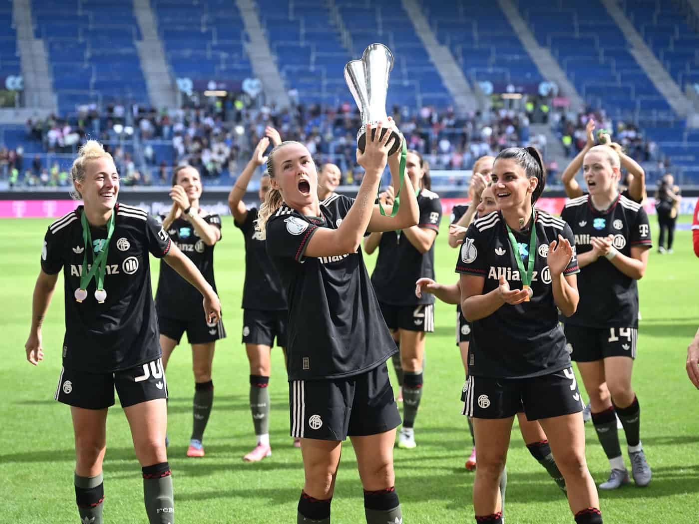 FC Bayern als Favoritinnen im Supercup in Ingolstadt gegen VfL Wolfsburg