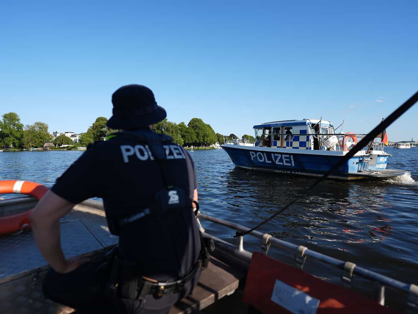 Hamburg: Wasserschutzpolizei kontrolliert 76 Wasserfahrzeuge auf Alster und Elbe