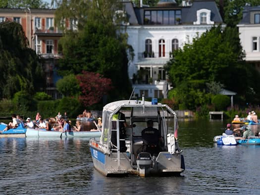 Wasserschutzpolizei kontrolliert Alkohol auf der Alster in Hamburg