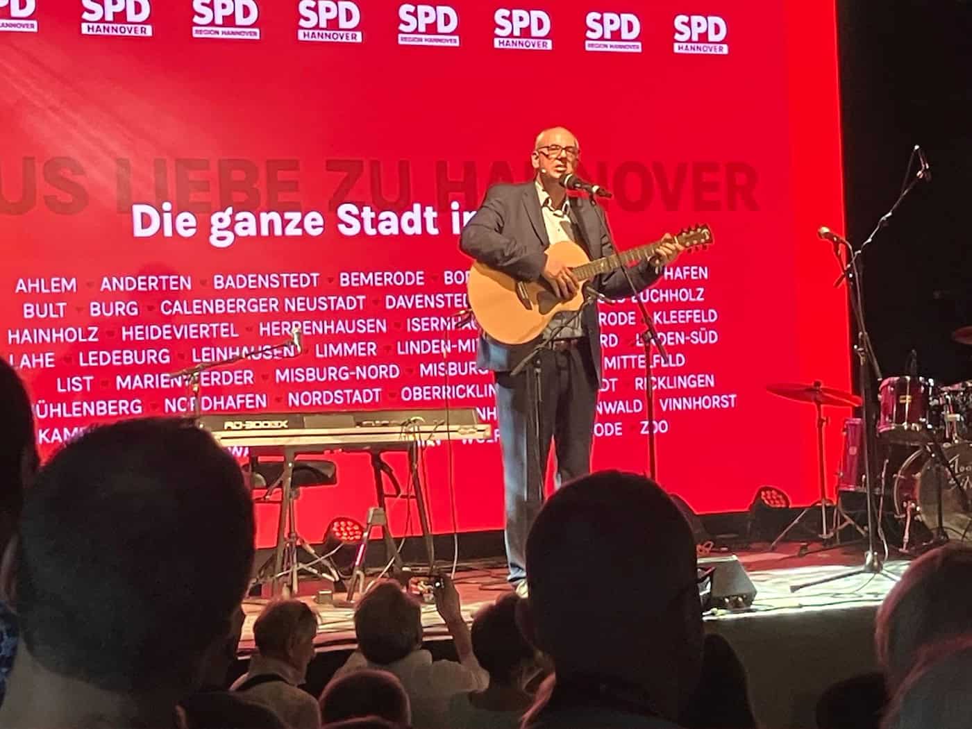Bremens Bürgermeister Bovenschulte singt in Hannover und fordert Vermögensgerechtigkeit