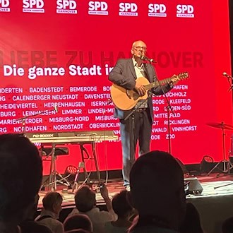 Bremens Bürgermeister Bovenschulte singt in Hannover und fordert Vermögensgerechtigkeit