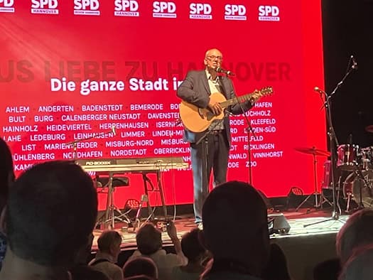 Bremens Bürgermeister Bovenschulte singt in Hannover und fordert Vermögensgerechtigkeit