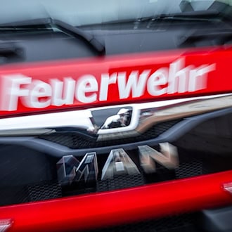Brand zerstört Haus – Ehepaar kann sich retten