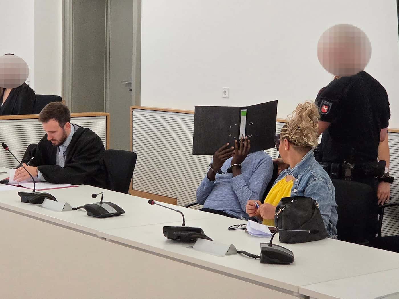 Demenzkranke Frau vergewaltigt? - Pfleger vor Gericht