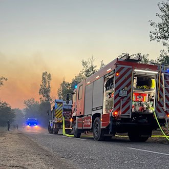 Deutsche Feuerwehrleute bekämpfen Waldbrand in Serbien
