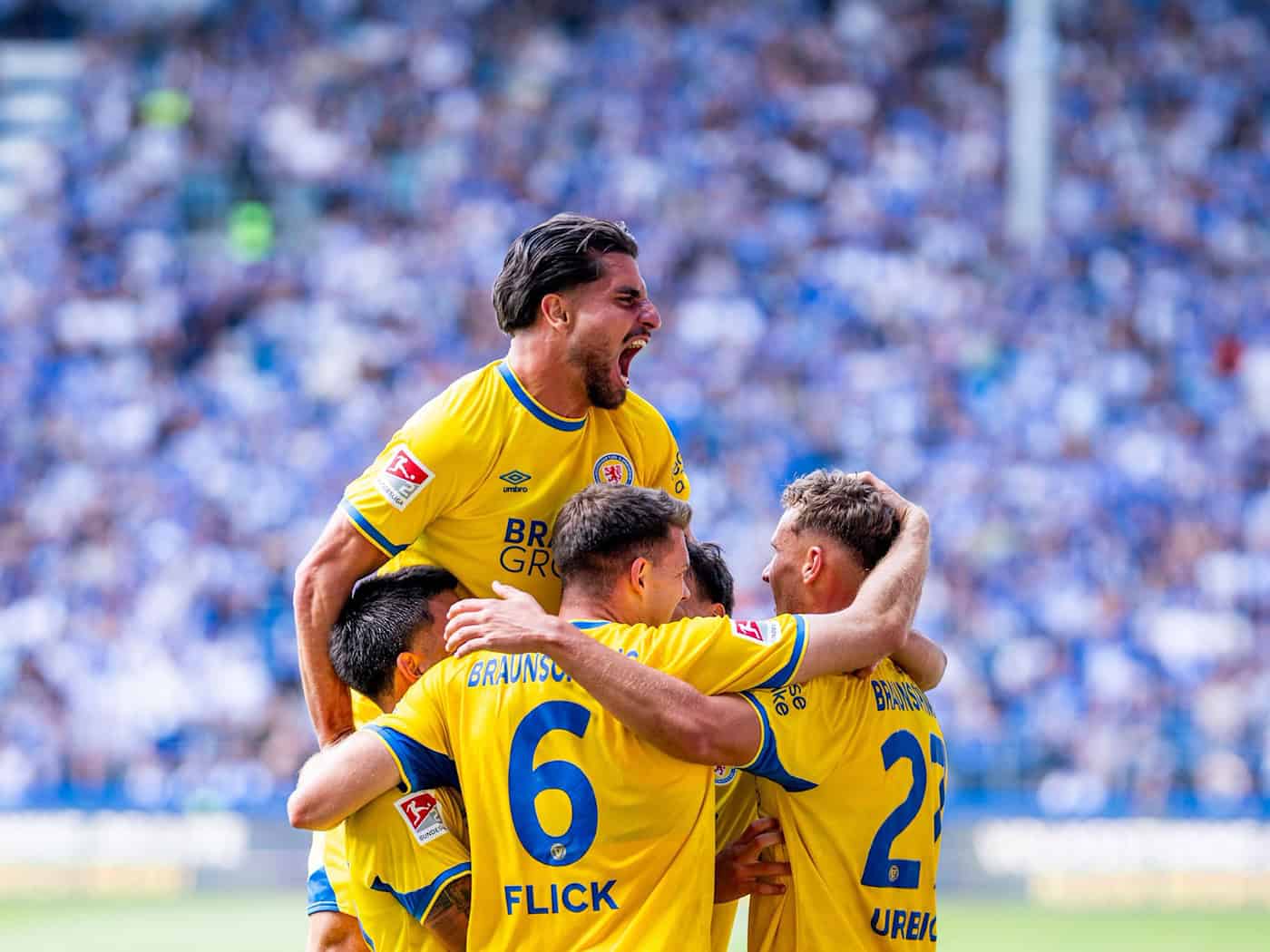 Eintracht Braunschweig stürmt mit 6:1 in Magdeburg an die Tabellenspitze