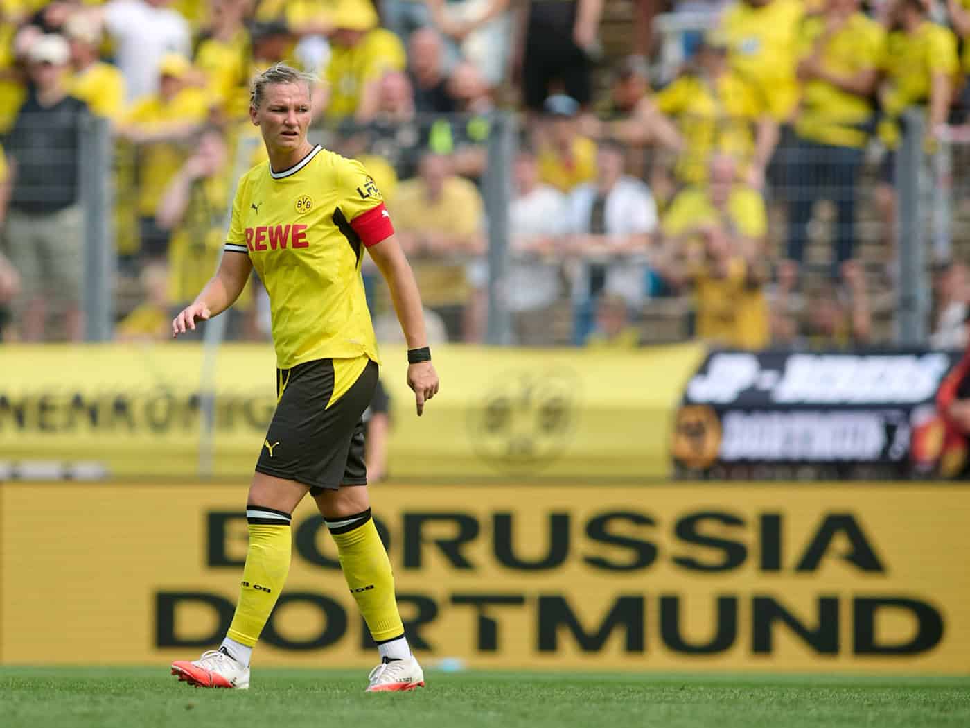 Alexandra Popp begeistert 8500 Fans bei Saisoneröffnung von Borussia Dortmund