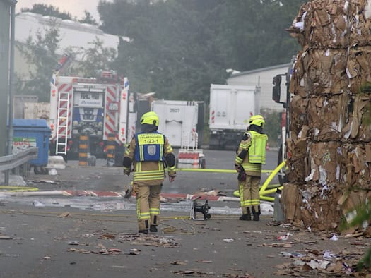 Feuer in Entsorgungsfirma löst Großeinsatz aus
