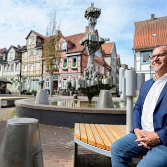 Uelzen: Flüsterbrunnen mit 100 Wassergeschichten belebt Schnellenmarkt