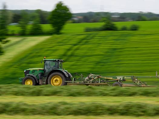 Frau wird tödlich unter Traktor eingeklemmt