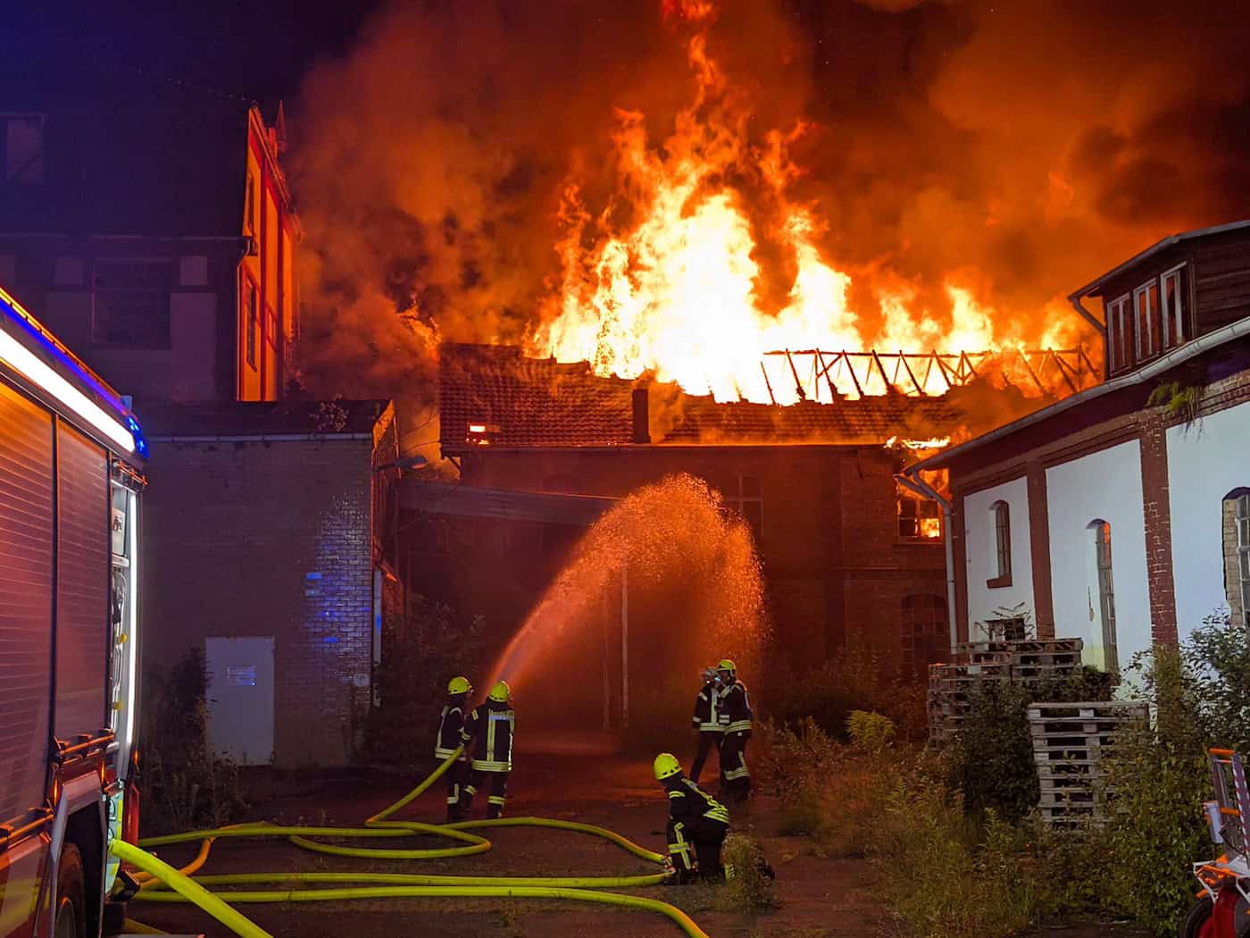 Großbrand in ehemaliger Schleifmittelfabrik