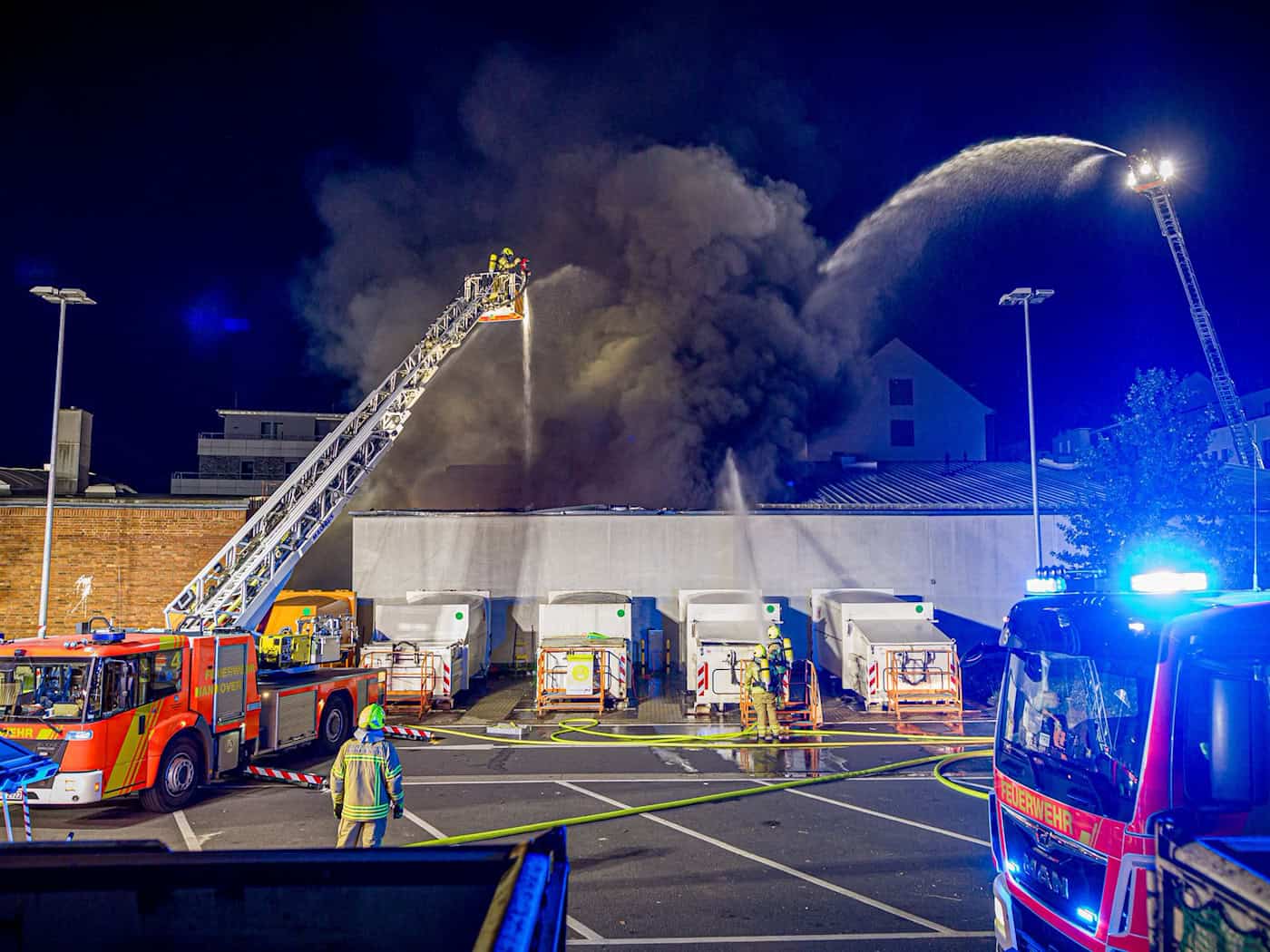 Großbrand in Hannover zerstört Lagerhalle