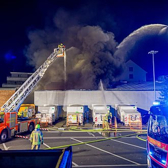 Großbrand in Hannover zerstört Lagerhalle