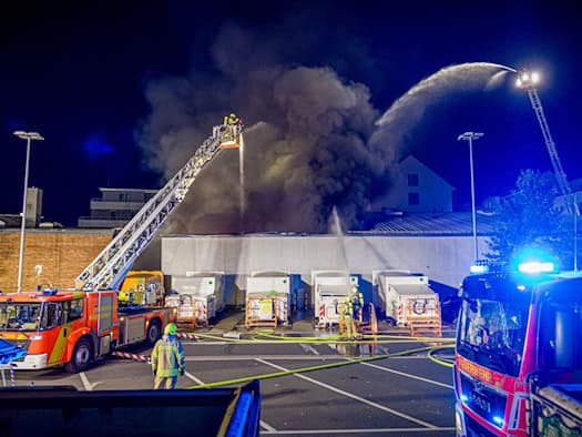 Großbrand in Hannover zerstört Lagerhalle