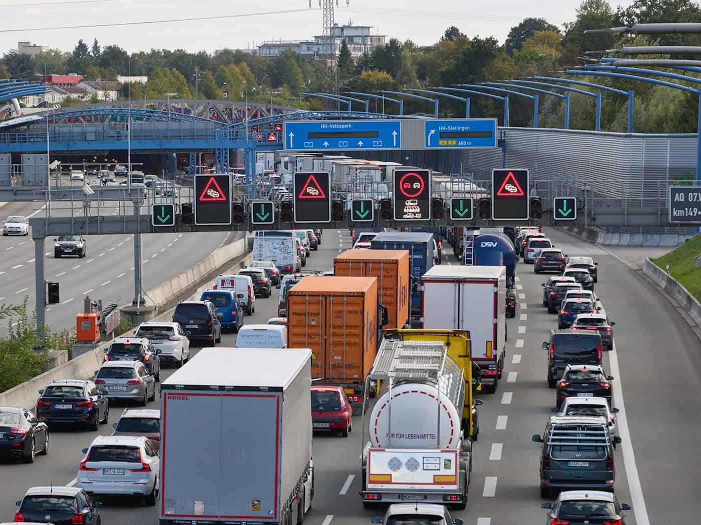 A7 in Hamburg: Lkw verliert Klärschlamm – Fahrbahn Richtung Süden verschmutzt