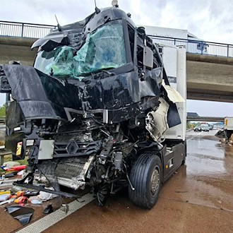 Lastwagen fährt auf Stauende auf – A1 bei Stuhr gesperrt