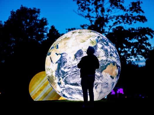 «Lichtzauber» in der Abenddämmerung im Park der Gärten