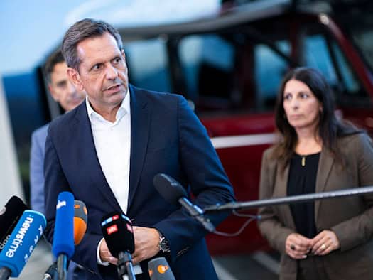 Lies sieht Werksschließungen bei VW weiter kritisch