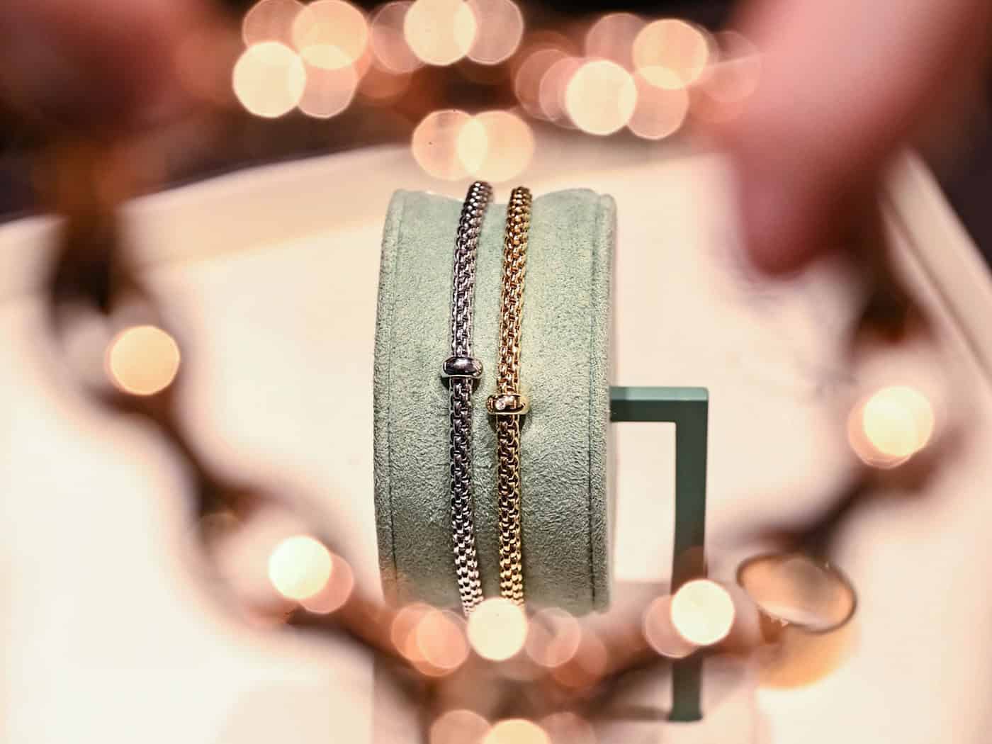 Männer rauben Juwelier aus – Inhaber wird schwer verletzt
