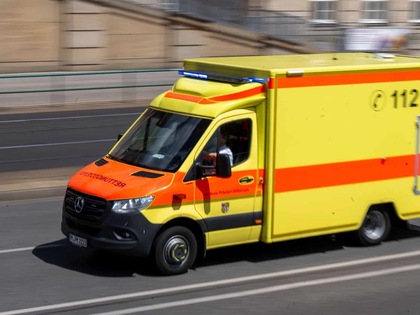 Mann stürzt in Anhänger für Gülle - Lebensgefahr