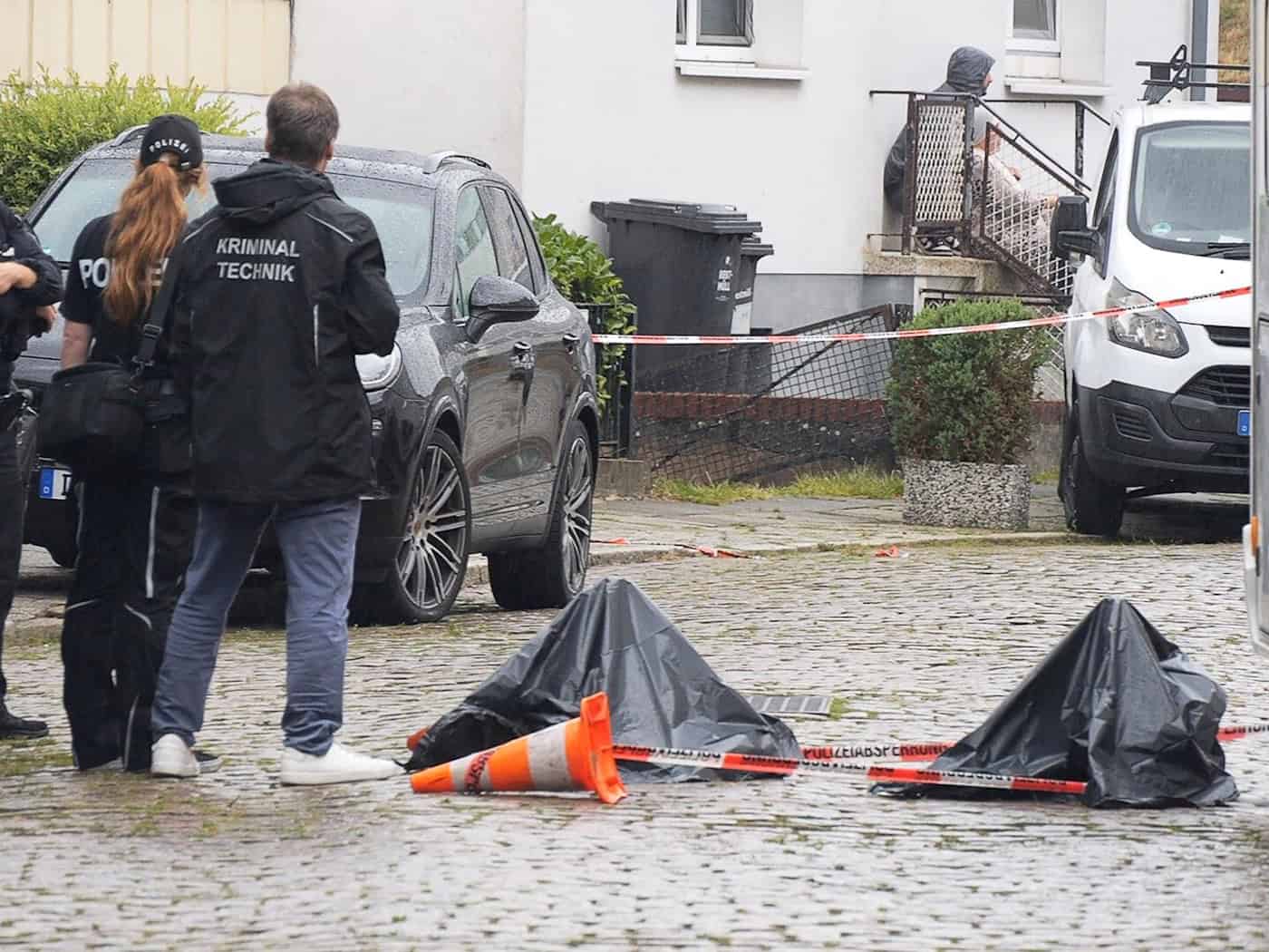 Mann wird auf offener Straße angeschossen - schwer verletzt