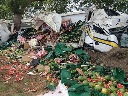 Mit Melonen beladener Lkw prallt gegen Baum