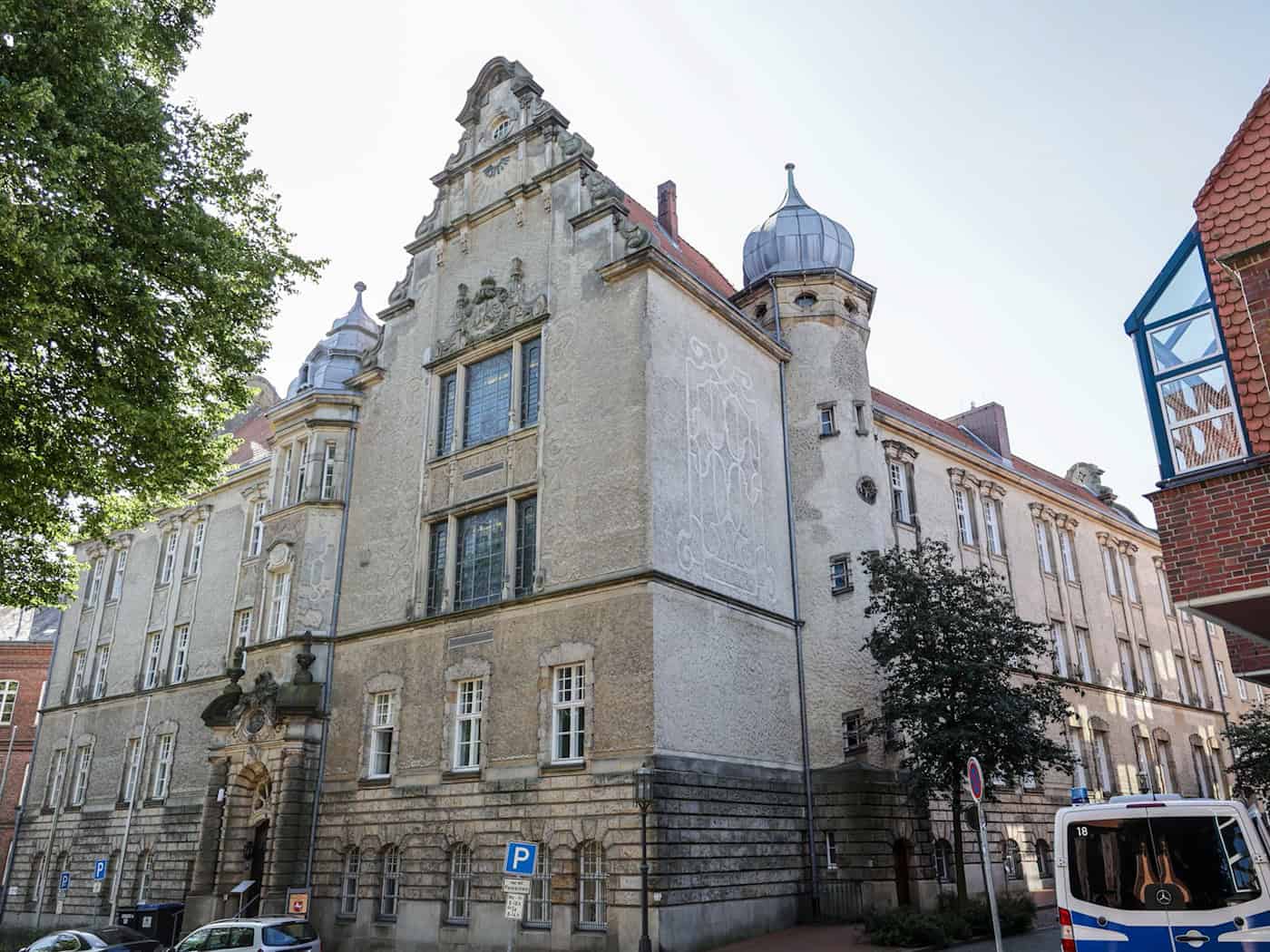 Mit Messer auf Vater eingestochen? Mordprozess hat begonnen
