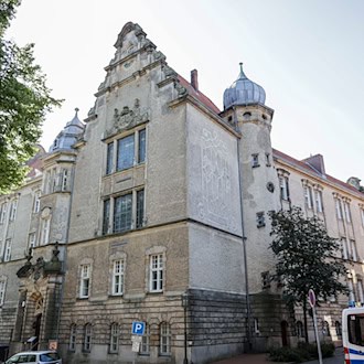 Mit Messer auf Vater eingestochen? Mordprozess hat begonnen