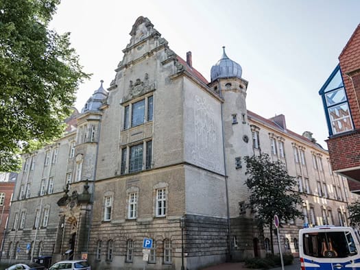 Mit Messer auf Vater eingestochen? Mordprozess hat begonnen