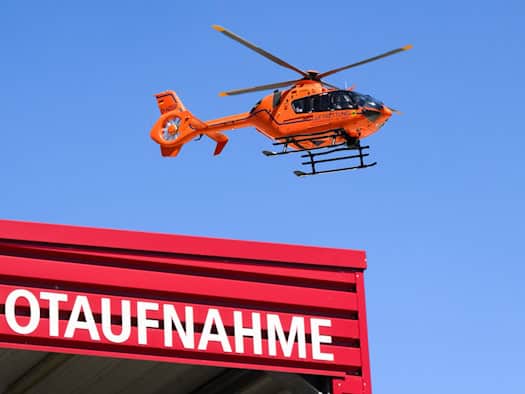 Motorradfahrer und Autofahrer nach Unfall in Lebensgefahr
