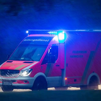 Nach Überholmanöver: fünf junge Erwachsene schwer verletzt