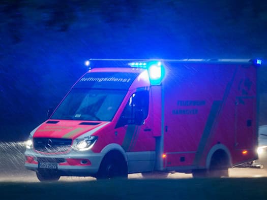Nach Überholmanöver: fünf junge Erwachsene schwer verletzt