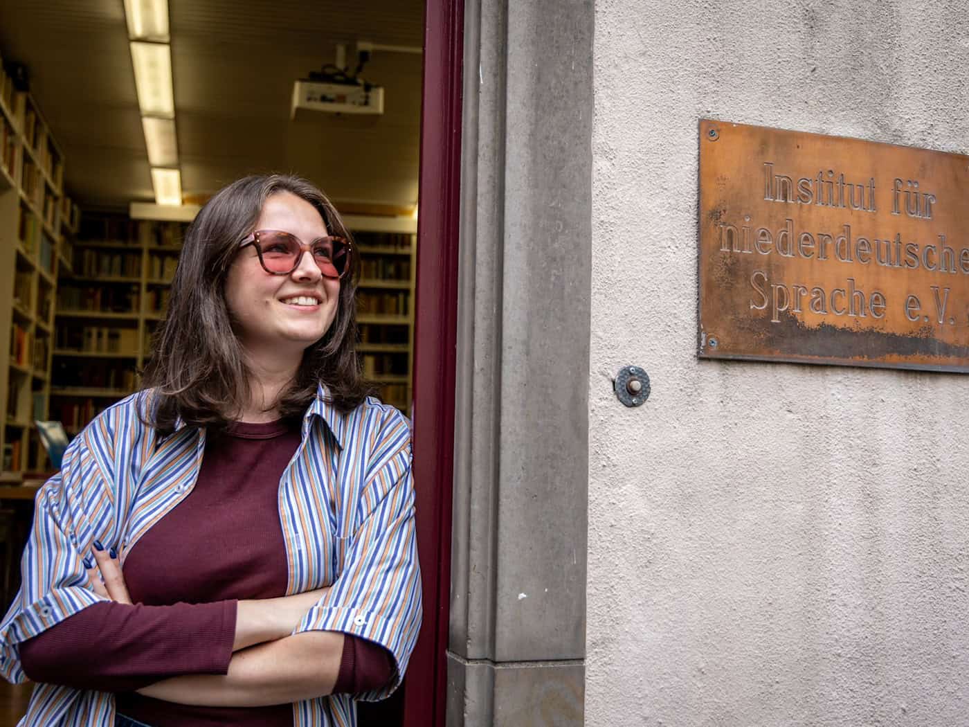 Nele Otten leitet weltgrößte Bibliothek für Plattdeutsch