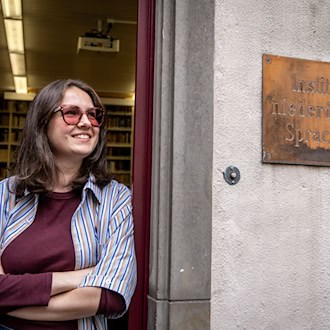 Nele Otten leitet weltgrößte Bibliothek für Plattdeutsch