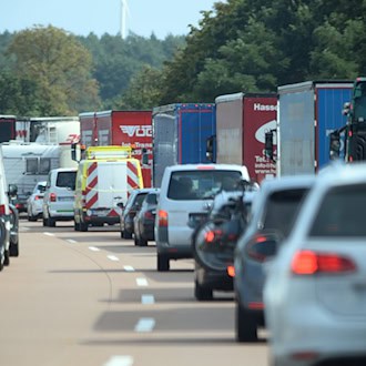 Polizei stoppt Autofahrer in Rettungsgasse