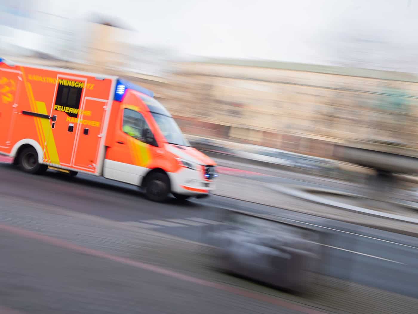 Reifen löst sich auf Autobahn von Fahrzeug - vier Verletzte
