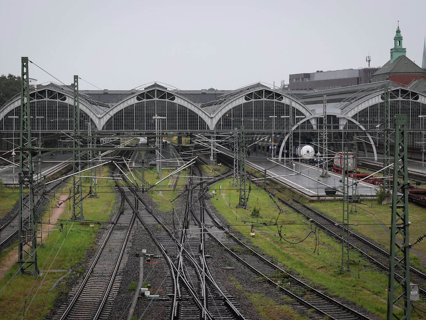 Bahn sperrt Lübecker Hauptbahnhof – Ferienende bringt Staugefahr in Schleswig-Holstein