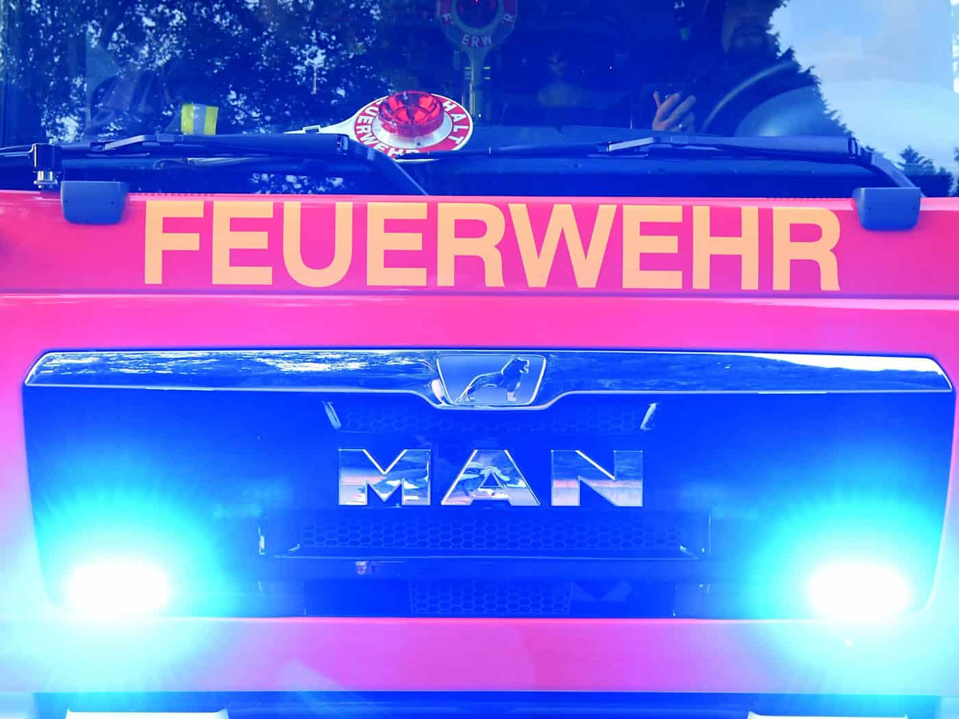 Stall und Scheune brennen - Pferd stirbt, gewaltiger Schaden