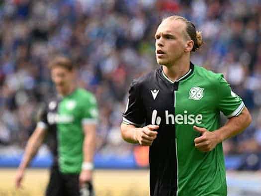 Verkündung im Stadion: Hannover-Stürmer verlängert Vertrag