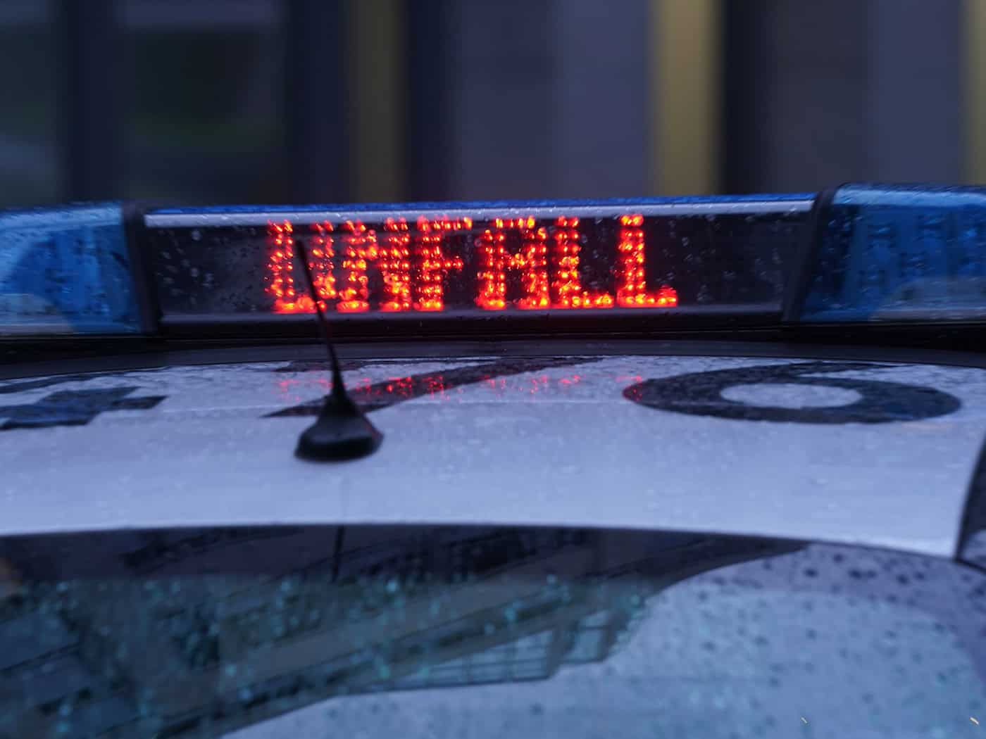 Vier Verletzte bei Autounfall auf B402