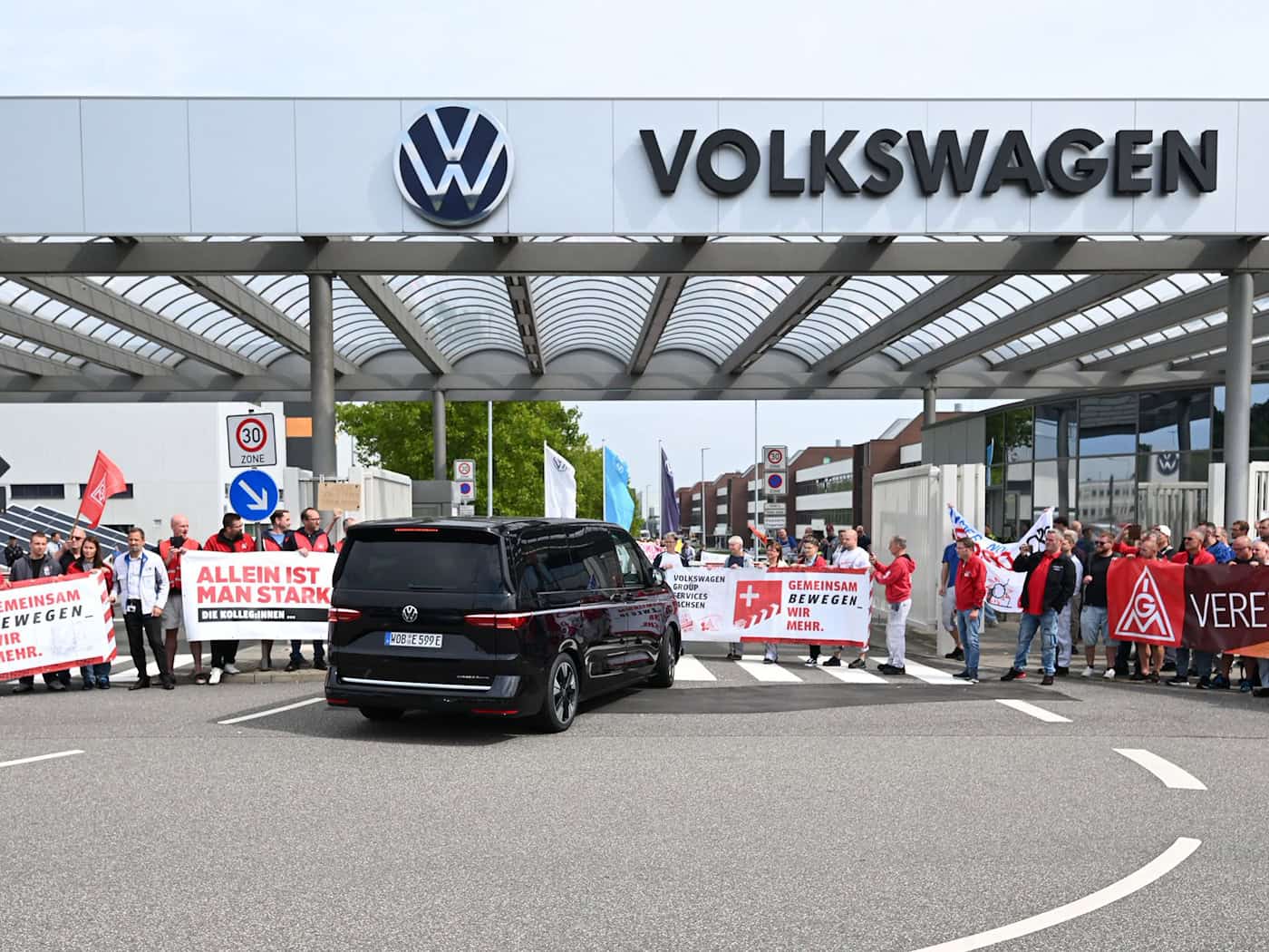 VW-Chef Blume lobt Zwickauer Belegschaft für Kostensenkungen und mahnt Wettbewerbsfähigkeit an
