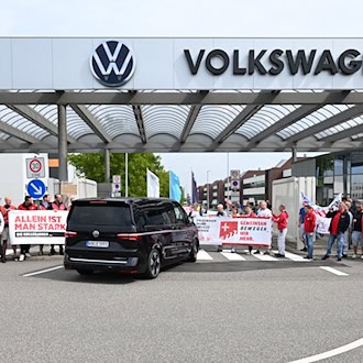 VW-Chef Blume lobt Zwickauer Belegschaft für Kostensenkungen und mahnt Wettbewerbsfähigkeit an